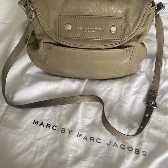 MARC by Marc Jacobs Preppy Natasha Leather Crossbody Taupe Grey Silver Hardware - Picture 2 of 9